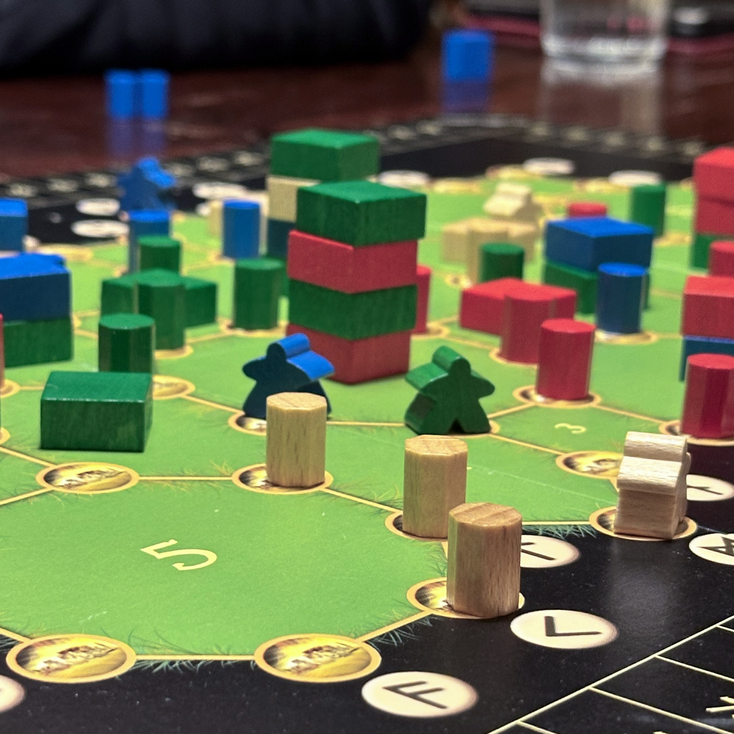 A close-up of Die Dolmengötter meeples and pieces.